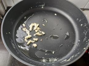 再在锅内倒入植物油，加入蒜末炒香。