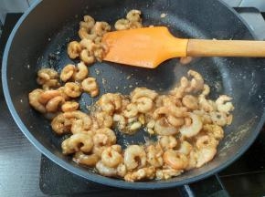 加入蚝油，翻炒均匀。