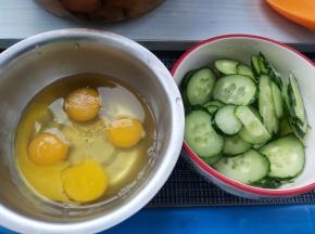 黄瓜洗净切片，鸡蛋磕入大碗内，加少许盐后搅打均匀。