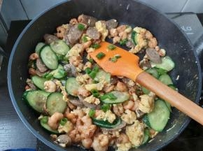 关火，加入少许葱花炒匀即可。
