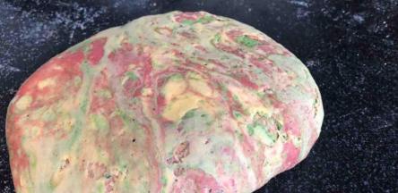 再换个角度揉压，揉成水彩纹出现就可以了（我揉的次数多了，纹路不明显了）