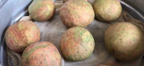 放入铺好屉布的蒸格中，开水上锅蒸10分钟