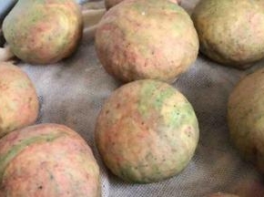 放入铺好屉布的蒸格中，开水上锅蒸10分钟