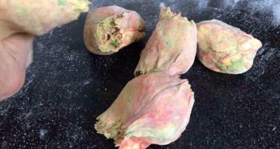 再搓成长条，分成适合的小剂子