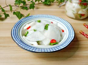 经过一夜都腌制，萝卜又酸又甜，微微带一点点辣，关键是特别的爽口脆。