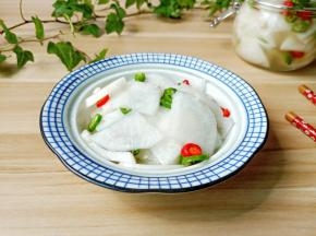 经过一夜都腌制，萝卜又酸又甜，微微带一点点辣，关键是特别的爽口脆。