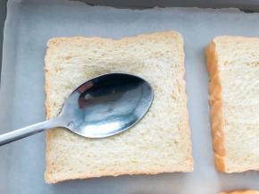 吐司用勺子在中间压扁