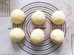 面团拿出排气，分成均等的6等份，盖上保鲜膜，松弛15分钟