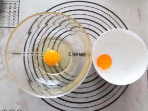 一个全蛋和一个蛋清混合，还有一个蛋黄留着备用
