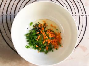 鸡蛋，红萝卜香葱和黑芝麻混合