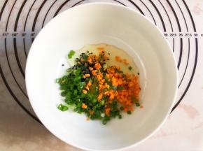 鸡蛋，红萝卜香葱和黑芝麻混合