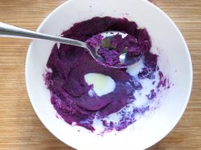 加入炼乳和牛奶搅拌均匀