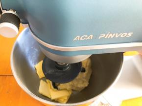 加入软化好的黄油，继续揉10分钟