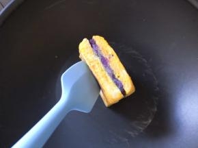 煎至两面金黄即可