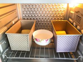 放入烤箱二次发酵，放入一碗温水