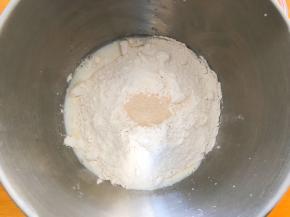 黄油以上全部材料放入厨师机揉8分钟