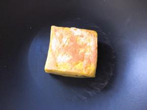 不粘锅中不用刷油，小火煎