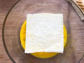 在鸡蛋中裹上一圈