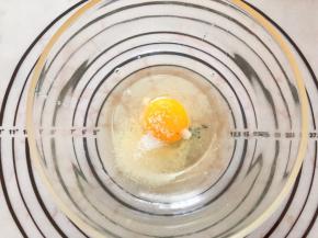 加入细砂糖搅拌均匀