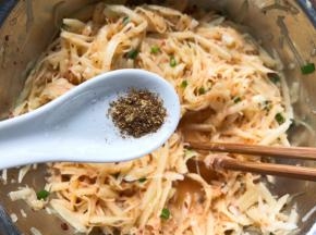 少许胡椒粉搅拌均匀