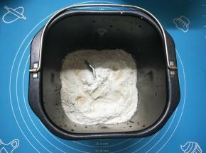 准备好面包体所需要的食材，按顺序放入面包桶内，启动和面程序