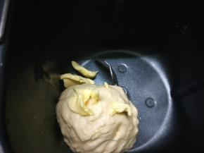 将软化好的黄油，加入揉成团的面粉中