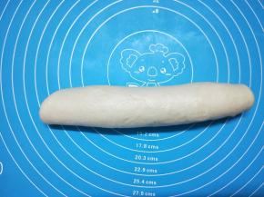 从上往下卷起，卷成圆柱状