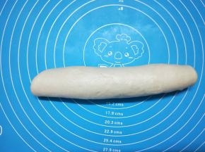 从上往下卷起，卷成圆柱状