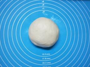 揉好的面团放入温度湿润处进行一发，一发结束后，按压排气，松驰10分钟