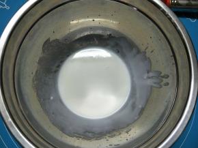 牛奶和玉米油倒入一个盆中，用手动打蛋器搅拌，让其充分乳化