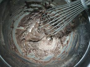 用手动打蛋器搅拌至无明显颗粒状