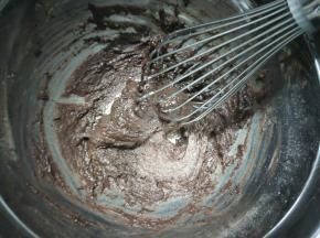 用手动打蛋器搅拌至无明显颗粒状