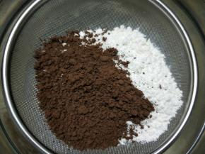 筛入低筋面粉、可可粉