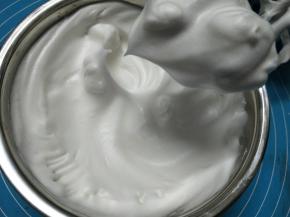 绵白糖分三次加入蛋清中，将蛋清打发至湿性发泡状态