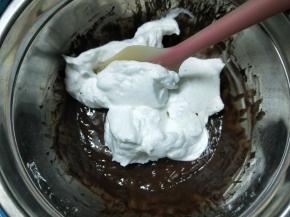 蛋白霜，分三次加入到可可蛋黄糊中