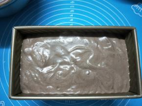 轻震两下，消除面糊中的大气泡