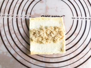 抹上一层沙拉酱，放上肉松