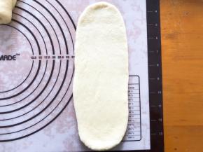 将面团擀成牛舌状