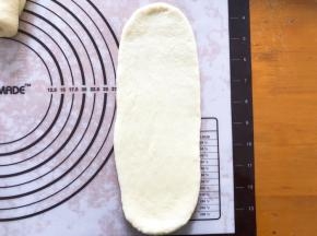 将面团擀成牛舌状