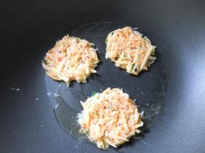 锅中烧油，放入土豆丝，用筷子做成圆形