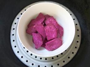 紫薯切片放锅中蒸熟蒸软