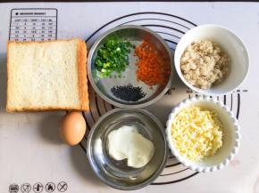 准备好食材，红萝卜香葱写切成小粒