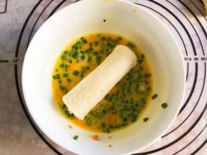 在蛋液中裹上一圈