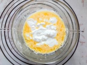 最后加入酸奶搅拌均匀