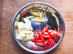 生姜蒜小米辣切好