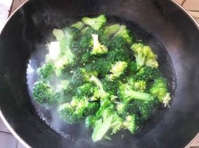 西兰花煮2分钟