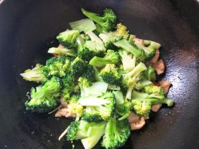 倒入西兰花翻炒均匀