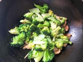 倒入西兰花翻炒均匀