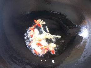 锅中烧油，放入生姜蒜小米辣炒香