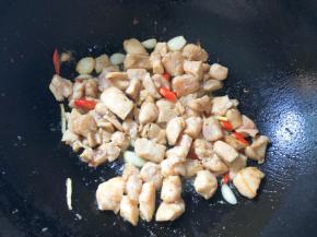 倒入鸡胸肉炒至变色